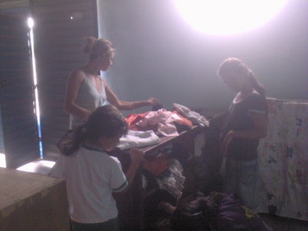 Uma mãe sendo atendida no balcão de doações