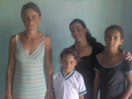 Irmã patricia ao fundo com toda dedicação