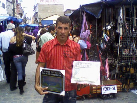 Este é o irmão Josildo, vendendo quadros para a associação na feira de esperança