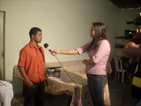 Biel sendo entrevistado a respeito da serigrafia manual